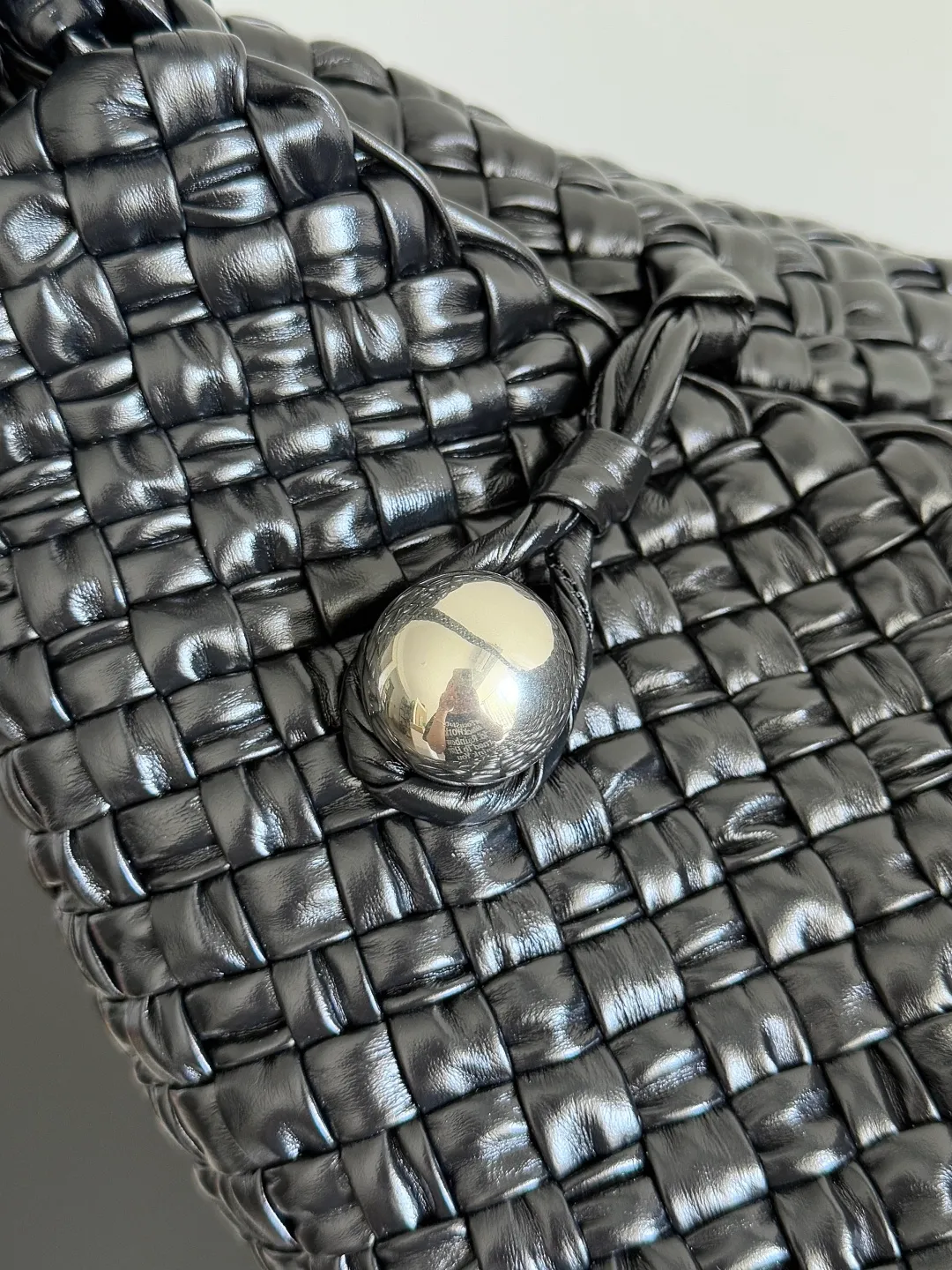 Batch 5760 BOTTEGA VENETA new product large Tosca Baci Baci means Kiss in Italian. Different from the previous Tosca style, this time the entire handbag presents a triangular shape design, and the handle is also designed with a single handle. The delicateness of each stitch of the craftsman's weaving, and the warmth of the handwork are like freshly baked bread! This is a bag that only experienced craftsmen can weave. The lightweight material and large capacity make it easy to carry whether you are an office worker or a student party😍Not only that, this bag is full of fashion, making you the center of attention whether it is a daily outing or an important occasion👀 Style number: 765373 Size: 46*34.5*13.5cm